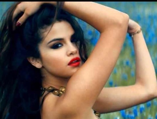 Селена Гомес өөрийн хэв маягаа эвдсэн “Slow Down” дуугаа дүрсжүүлжээ